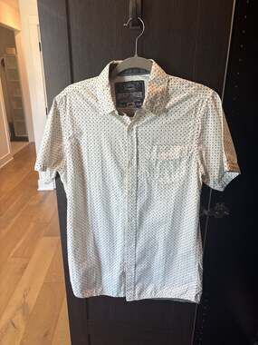 Broken Threads Men's Skull and Crossbones Print Short Sleeve Button Down Shirt S